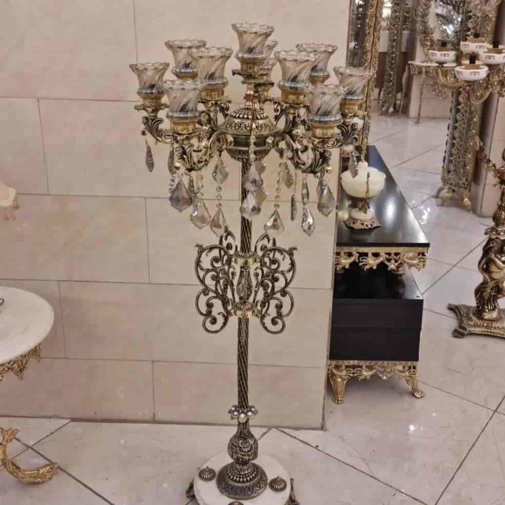 بجوار القاعة بها 11 شعلة